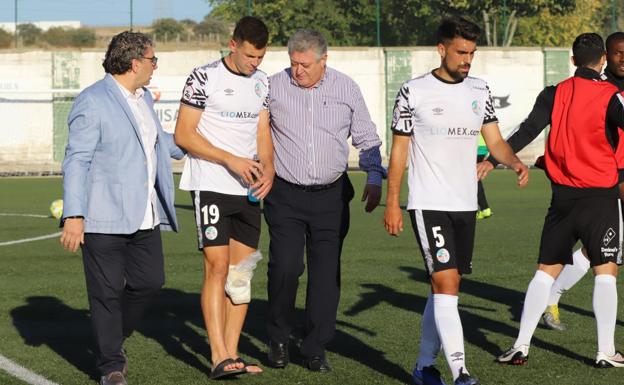 Posibles graves lesiones de Uxío y Martín Galván en el Salamanca CF UDS en el derbi en Guijuelo (1-2)