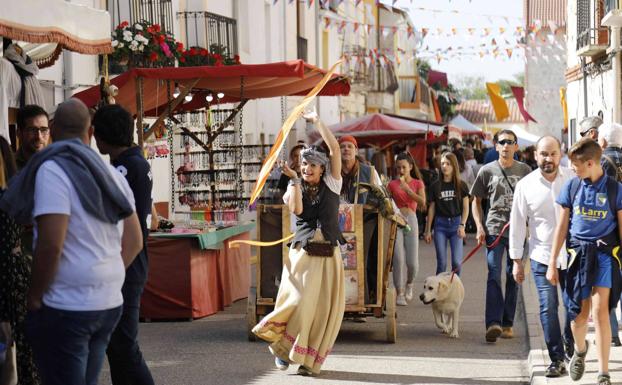 Cuatro mil personas visitan el mercado medieval de Quintanilla de Onésimo