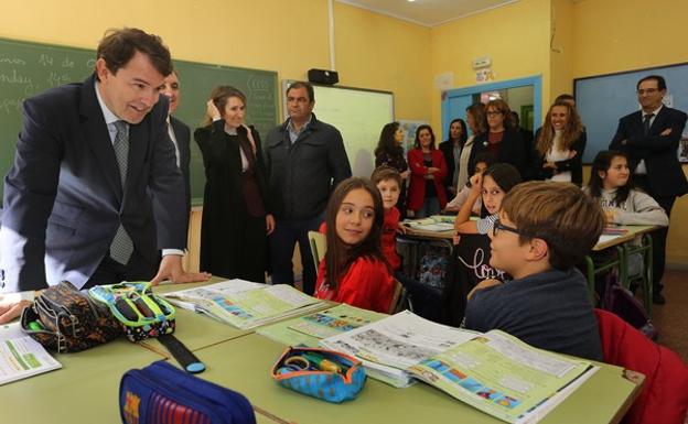 Mañueco garantiza que las escuelas con tres niños seguirán abiertas en Castilla y León