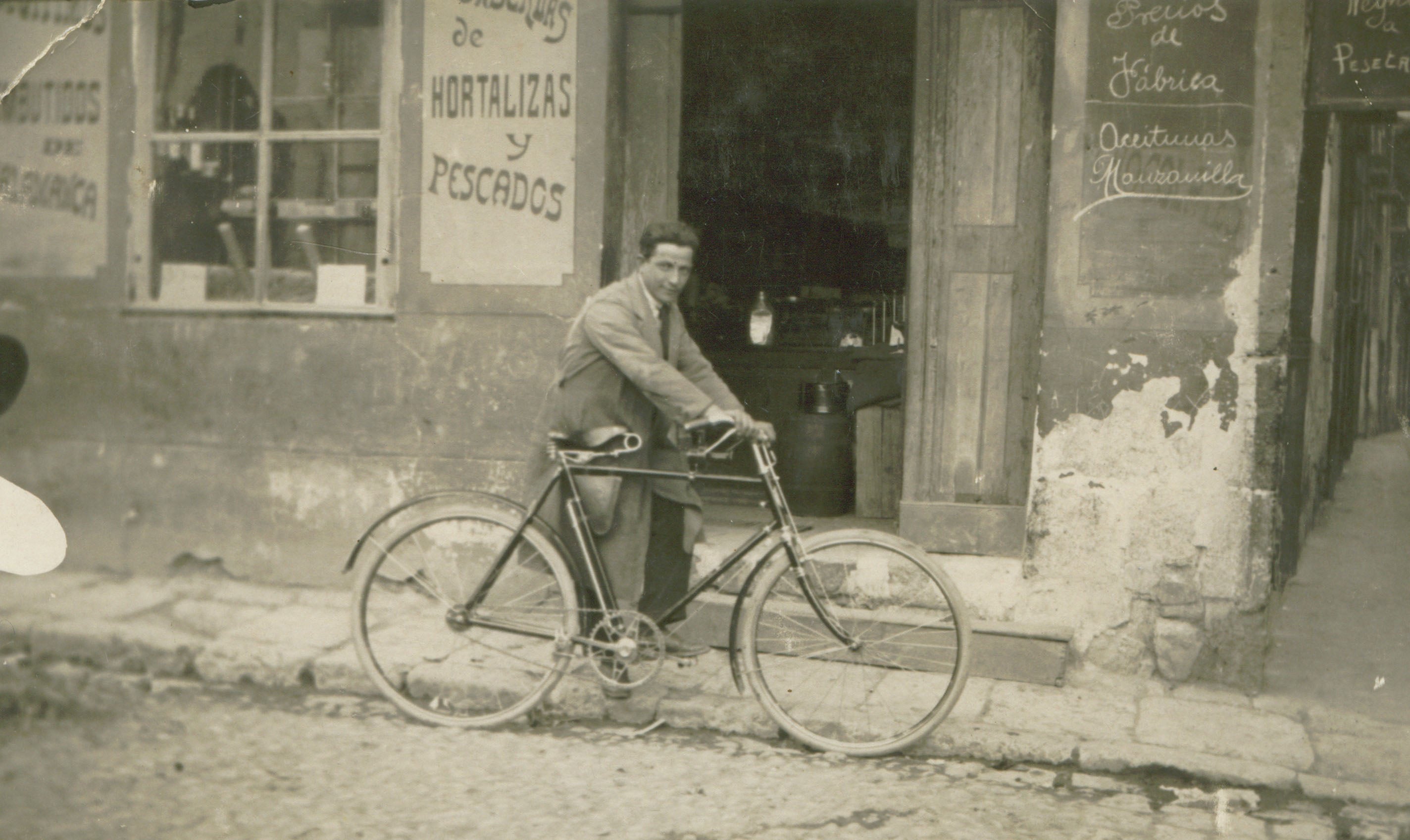 Estampas del Valladolid antiguo (XXI): en bicicleta a todas partes