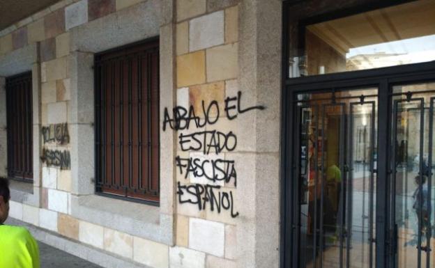 La Policía investiga la aparición de pintadas independentistas en la Subdelegación del Gobierno en Zamora