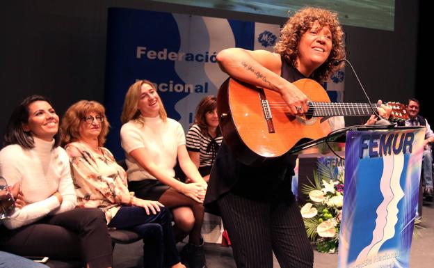 Rosana canta a las mujeres rurales, «ejemplo de trabajo y sacrificio»