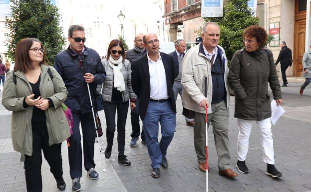 El día a día de un invidente en Valladolid; terrazas, maceteros y semáforos sin sonido