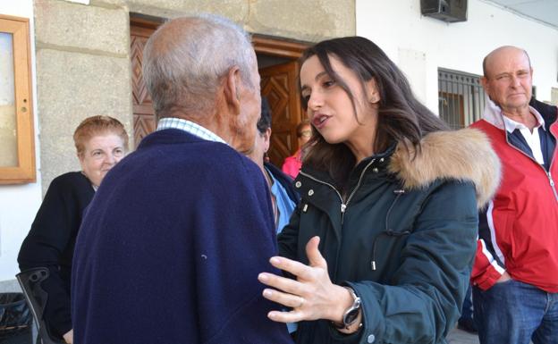 Visita relámpago de Inés Arrimadas a la localidad salmantina de Salmoral