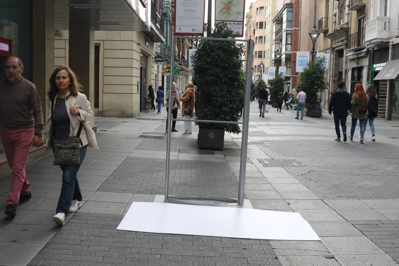 Carteles de la Seminci rotos en en el centro de Valladolid