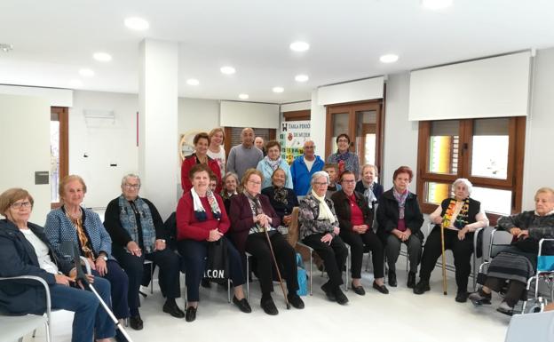 Los mayores del Aula Pinariega de Pedrajas conmemoran el Día del Cáncer de Mama