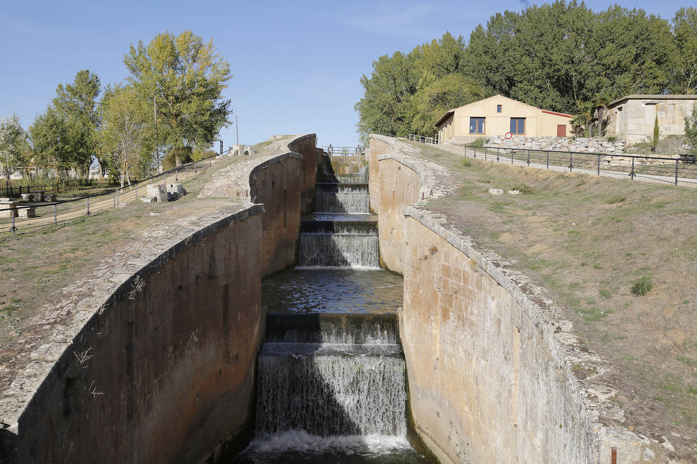 El Canal de Castilla: de vía de comunicación a reclamo turístico en un siglo de propiedad estatal