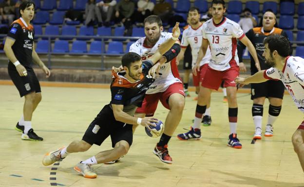 El BM Salamanca vende muy cara su derrota ante el líder San Pablo Burgos (30-33)