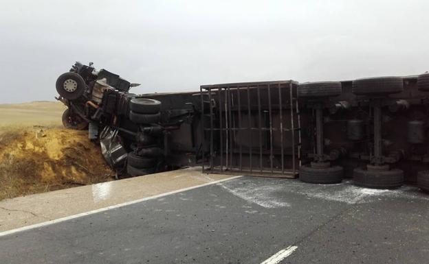 Un camión vuelca en la N-601 a la altura de Berrueces