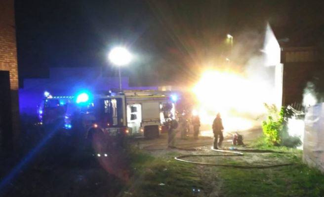 Los Bomberos de Valladolid sofocan el incendio en una nave del barrio de Las Flores