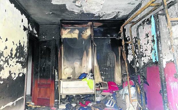 El fuego destruye la casa de un matrimonio con tres niños y deja trece vecinos intoxicados por humo en La Victoria