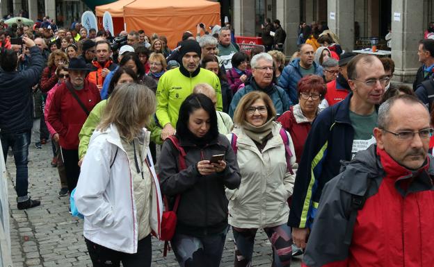 La solidaridad con el Banco de Alimentos de Segovia desafía a la lluvia y el frío