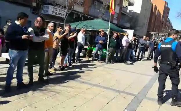 Los tres vecinos de Delicias procesados por increpar en un acto organizado por Vox recurren el auto ante la Audiencia