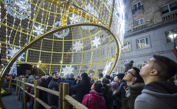 La bola gigante de la calle Santiago incluirá esta Navidad un montaje de luz y sonido en Valladolid
