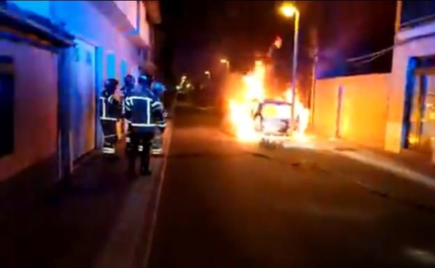 Los Bomberos de Valladolid extinguen un vehículo incendiado en Pilarica