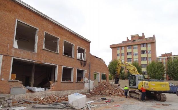 Las máquinas reducen a escombros Bombones Uña para construir 39 pisos en Valladolid