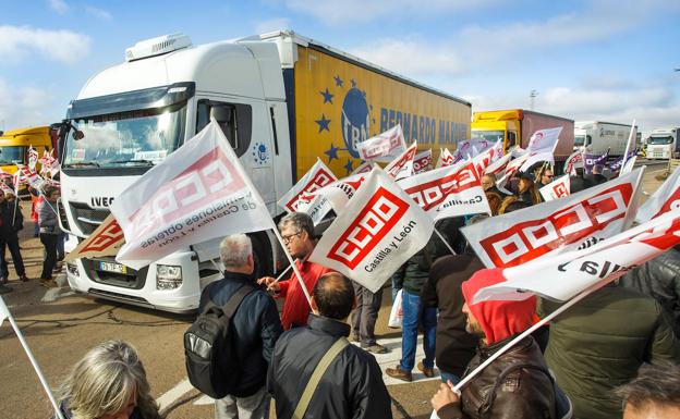 Más de 300 profesionales del transporte reivindican en la frontera que 'La fatiga mata'