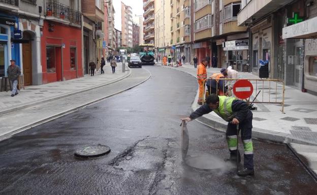 El asfaltado del último tramo pone fin a cuatro meses de obras en la calle Panaderos de Valladolid