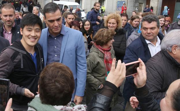 Sánchez en Segovia: Lluvia de 'selfies', gritos de «¡guapo!» y «¡traidor!» y una corbata de Indonesia de regalo