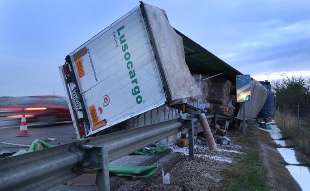 Un camión vuelca y pierde parte de la carga en la A-62, en Torquemada