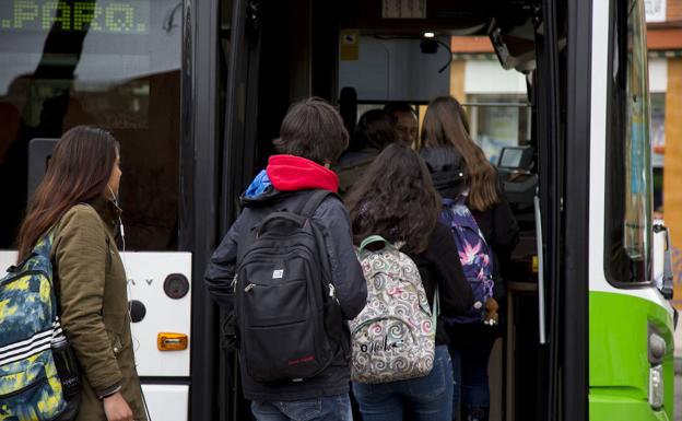 Auvasa tratará de compensar el bus gratis a menores de 15 años con la subida de viajeros