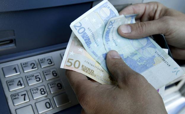 Cinco años y siete meses de cárcel por atracar a un estanquero que ingresaba dinero en un banco