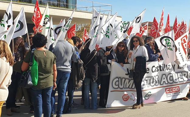 El paro de celadores provoca que pacientes se despierten todavía dentro del quirófano en Valladolid