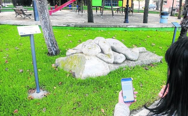 Serrada adapta sus señales turísticas para fomentar las rutas accesibles