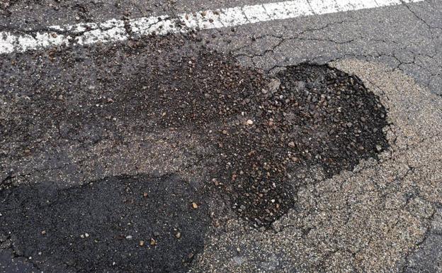 La carretera que une Castronuño y Pollos, una «especie de campo de minas»