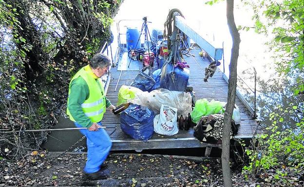 Los voluntarios recuperan una senda de un kilómetro que discurre al borde del Pisuerga