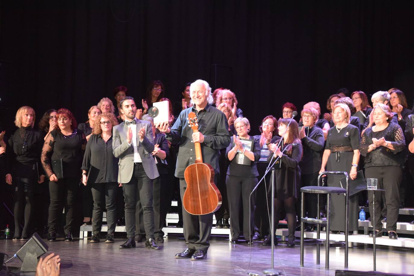 Amancio Prada recibe entusiasmado en Guardo el premio AMGU de la música