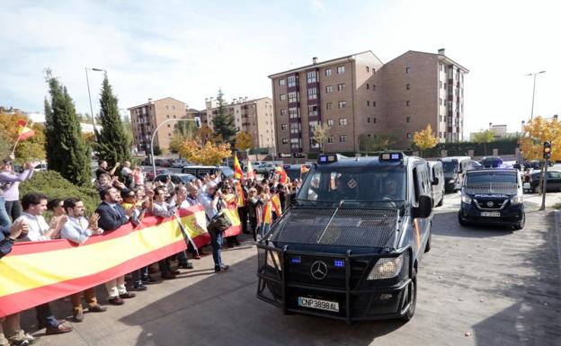 Banderas y el himno de España para recibir a los antidisturbios de Valladolid que vuelven de Cataluña