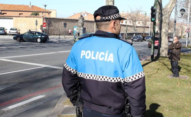 Susto en la calle Ribera al ponerse en movimiento un coche sin conductor y chocar con otro