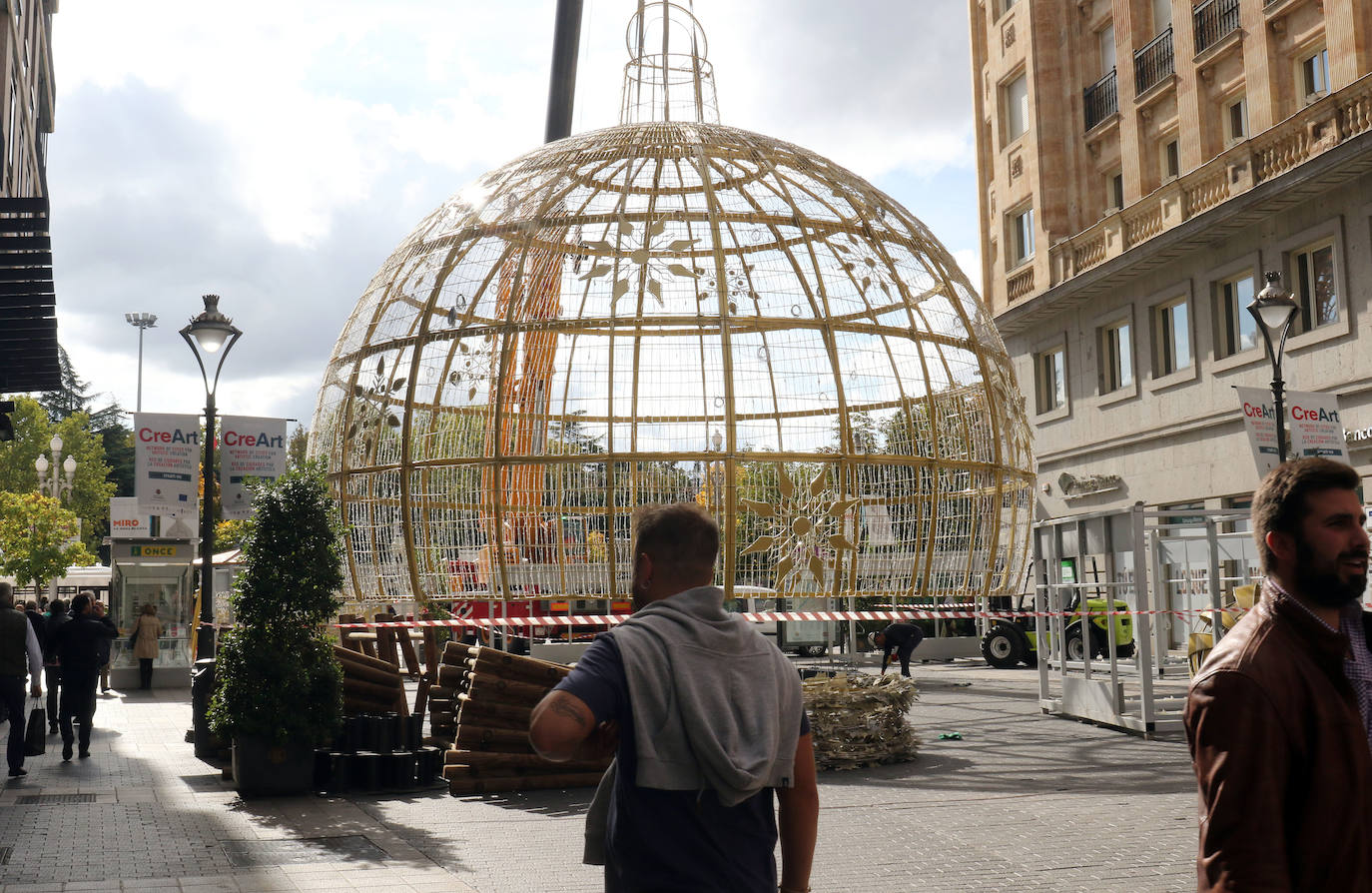 Montaje de la bola navideña en la calle Santiago de Valladolid