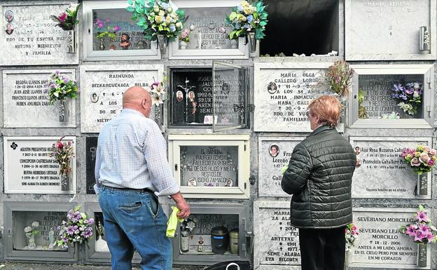 Roban los jarrones de cobre de 300 nichos de un cementerio vasco