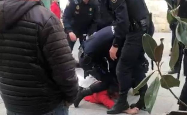 Detenido por negarse a ser identificado y forcejear con la Policía en el mitin de Sánchez en Palencia