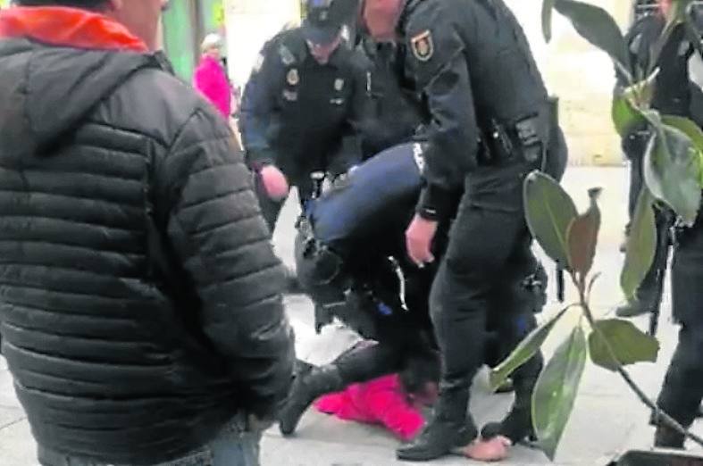 El detenido en Palencia por forcejear con la Policía en el mitin de Sánchez, en libertad