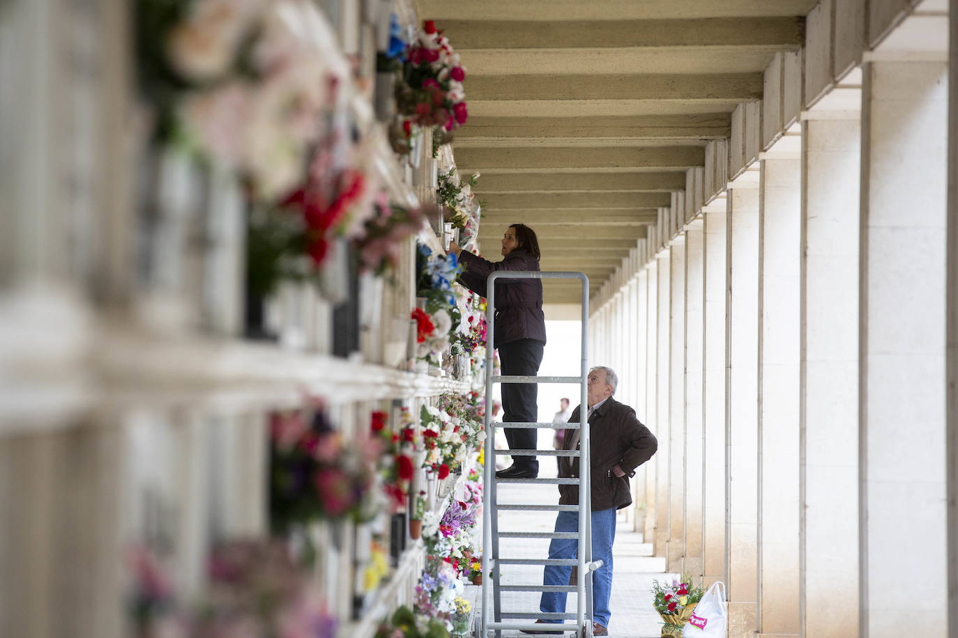 El cementerio del Carmen se llena de familiares