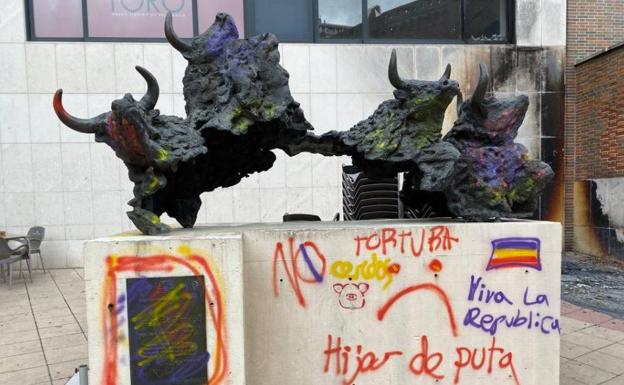 Pintan las esculturas de la Plaza de Toros de Valladolid con frases republicanas y antitaurinas