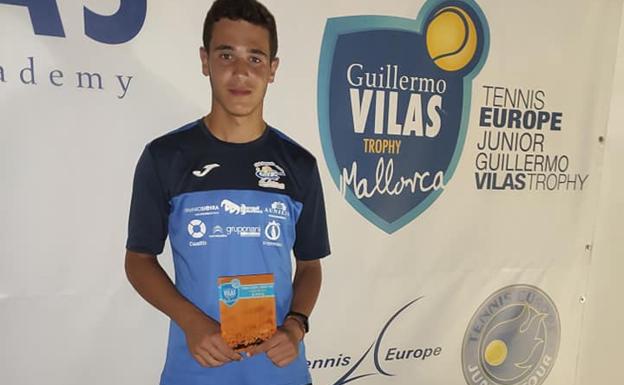 El tenista infantil Carlos Sierra gana su primer torneo internacional en dobles