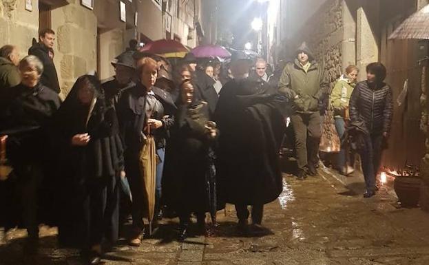 La lluvia no puede con la tradición de la Noche de Almas Blancas de Mogarraz