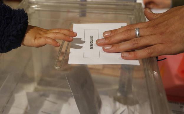 Un niño toca el sobre de votación en una urna el pasado mes de abril. /Carlos S. Campillo