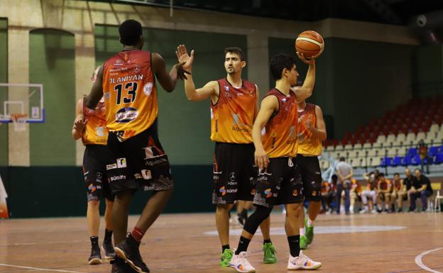 El Aquimisa Carbajosa tumba a un acertado colista para seguir en solitario liderando la Liga (71-86)