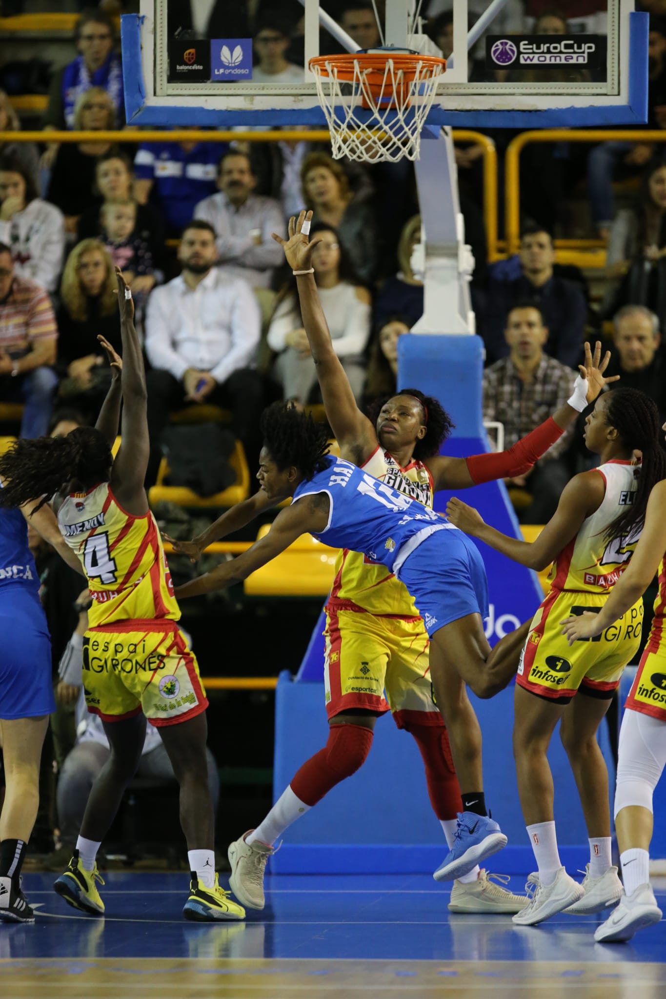 El campeón se lleva por delante a Avenida y el liderato a Girona (55-68)
