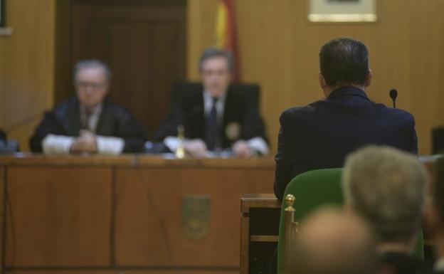 El policía de Valladolid juzgado por falso testimonio mantiene que recibió un pisotón de un manifestante en 2014