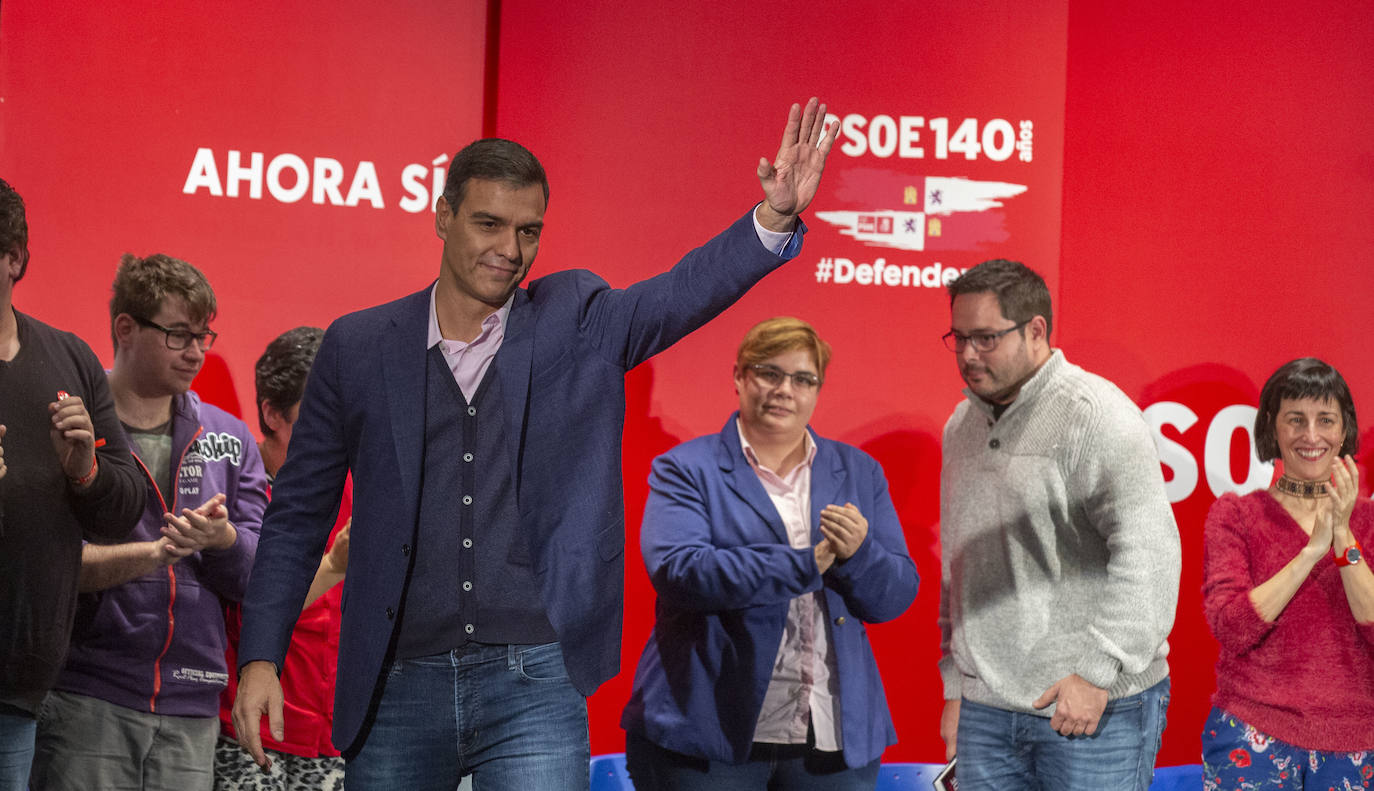 Acto electoral de Pedro Sánchez en el barrio de Pajarillos de Valladolid