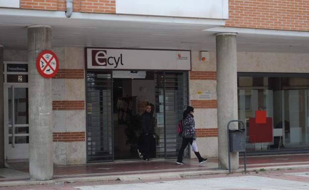 Octubre deja el triple de parados que el año pasado, pero también 2.381 nuevos empleos