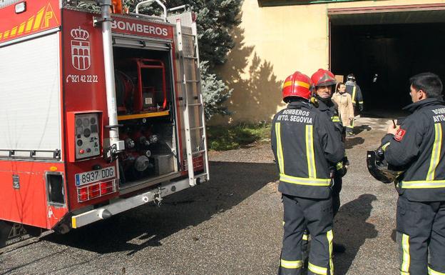 Un fuego atrapa a un matrimonio de ancianos y a sus cuidadores en el patio interior de una casa en Sebúlcor