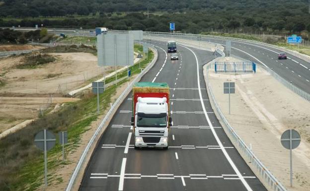 Fomento pone en marcha un tramo de 1,85 kilómetros de la autovía A-62 en Fuentes de Oñoro