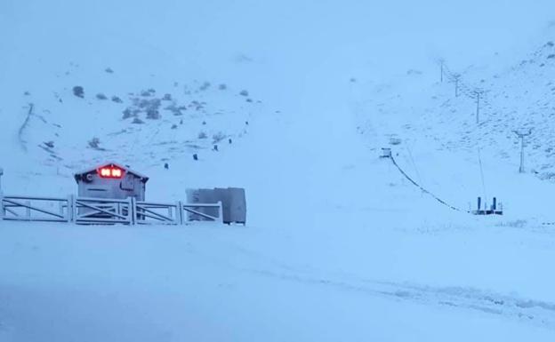 El esperado primer temporal de nieve cierra Leitariegos y Cerredo y complica la circulación en El Manzanal